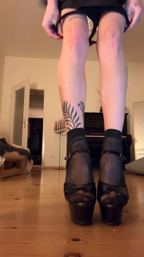 amateur blonde cute heels high heels onlyfans tattoo tattooed clip