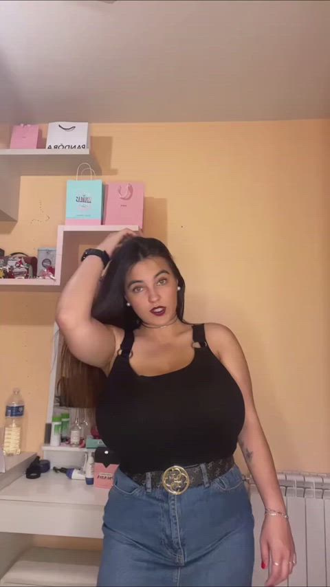 busty cleavage huge tits curvy-chicks clip