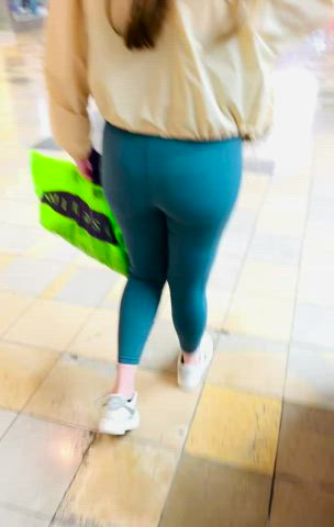 ass big ass hotwife leggings milf pawg public clip