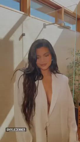 [discord] who wants to jerk off to kylie on videocall? Lets see who can last longer!
