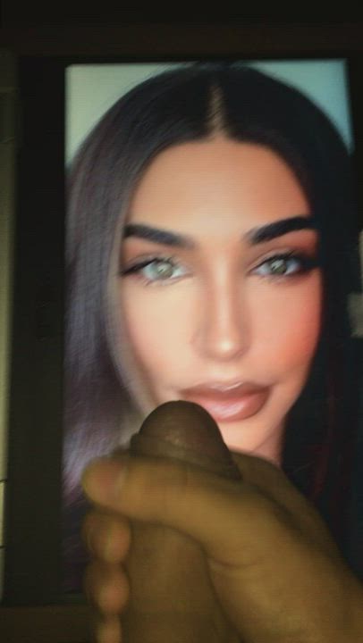 Covered Chantel Jeffries beautiful face with cum