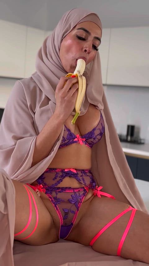 Harami Hijabi got caught eating bananas 👀 new BBC hijabi sextape on OF & ManyVids