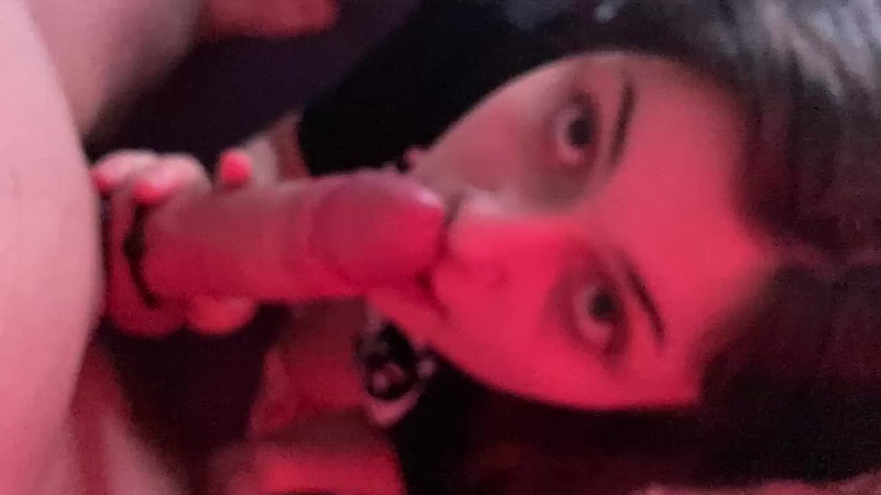 petite girlfriend sucking cock