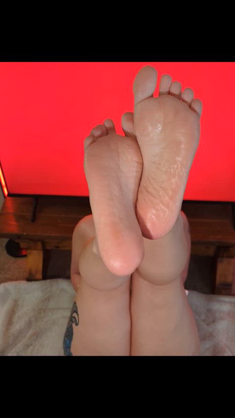 feet feet fetish legs milf oil oiled soles toes feet-heaven foot-queen oil-porn clip