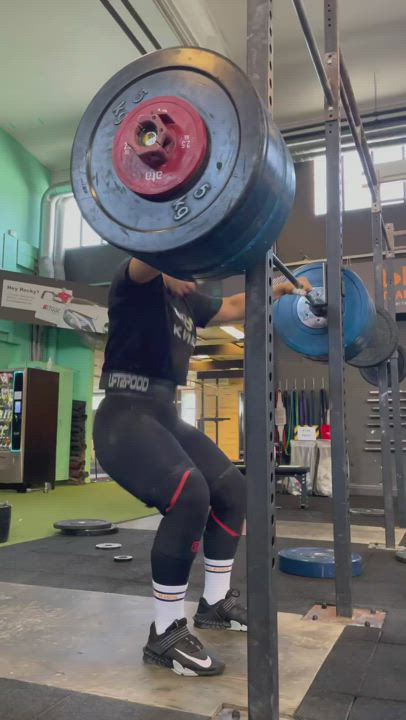 @98solfrid squats 419 lb./190 kg for two sets of one. Wait until she turns around.