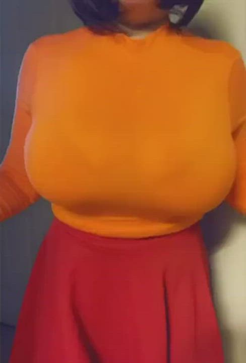 Velma showing her off her godds (Cosplayer unknown) [Scooby-Doo]