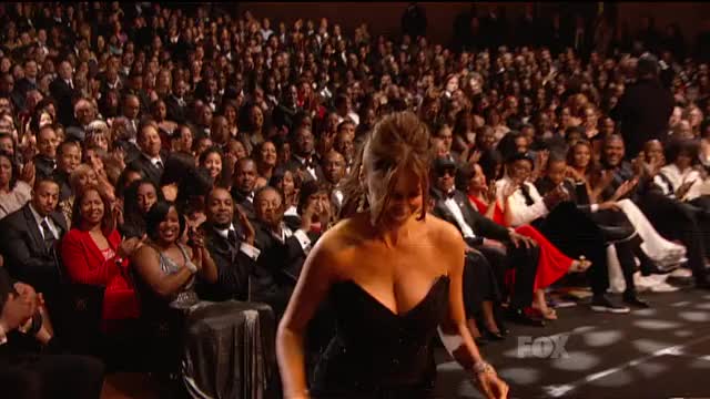 Sophia Vergara bounces onto stage