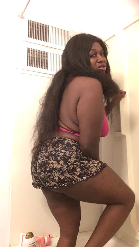 black ebony jiggling latina pee peeing piss pissing trans wetting clip