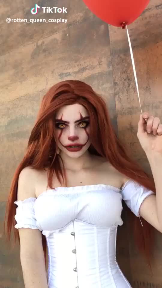 Dou you wanna a balloon? #pennywise #pennywisecosplay #cosplay #artisticmakeup #clownmakeup