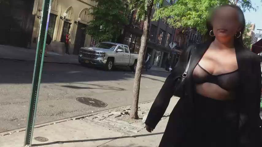 This woman shows her tits in the street without any problems