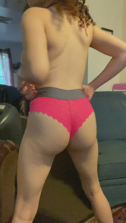 How about a cute little ass jiggle to start your week off right? ;)