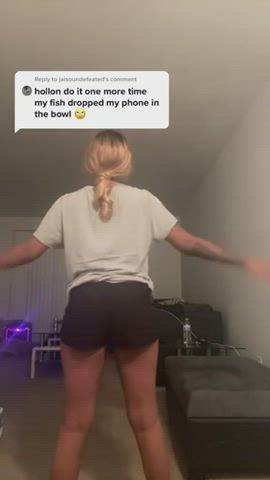 Black girl shaking her bouncy ass