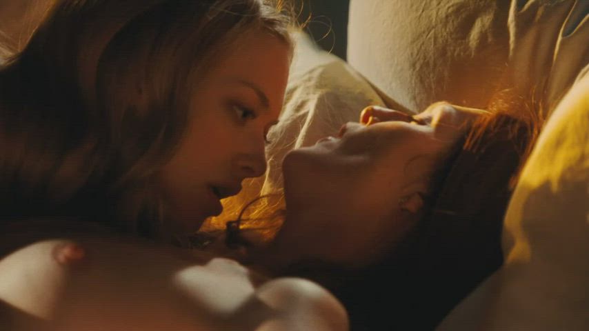 amanda seyfried blonde celebrity cinema julianne moore kissing lesbian milf masturbating