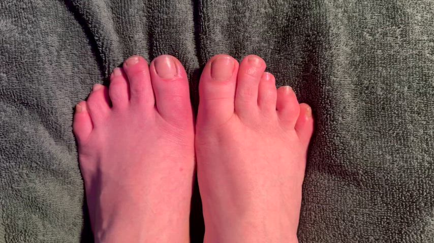 Sometimes you just want simple, bare, chubby toes 