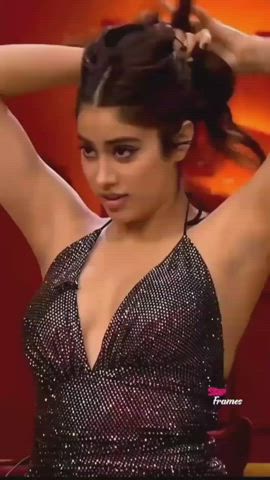 Janhvi kapoor loves to show her bouncing titties