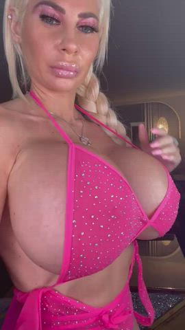 Big Tits Fake Tits Lips clip