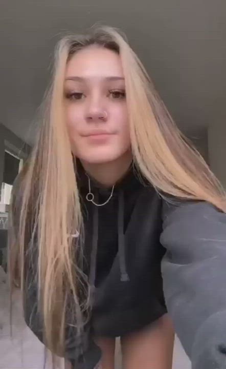 18 year old knows how to shake her ass