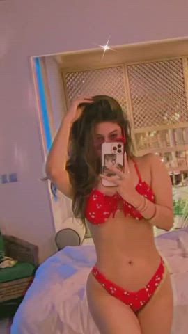 Babe Bikini Bouncing Tits Brunette Cleavage Hourglass Indian Seduction clip