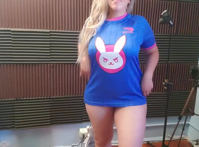 Would you make babies with this thick gamer girl? ??