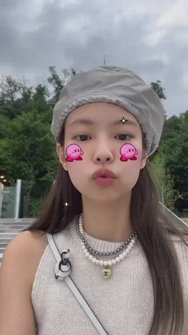 Oh my such a nice kissable lips Jennie I want to kiss you so bad and that lips of