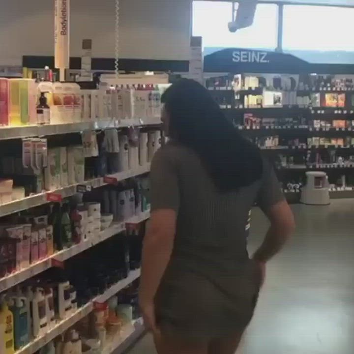 Girl pulls up her dress in pharmacy, steals lotion from aisle and rubs it on her