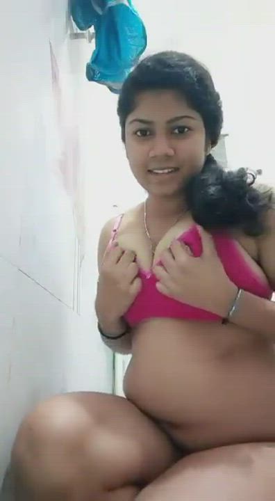 🔥🥰Horny desi Bhabhi showing her huge milky boobs and playing with them [must
