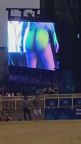 TWERKING DURING SHOW