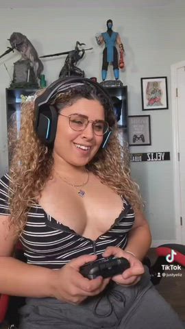 australian big tits boobs cleavage gamer girl glasses thick tits turkish clip