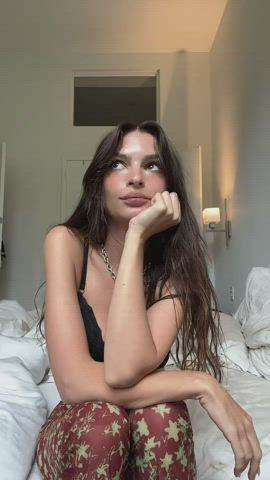 cleavage emily ratajkowski natural tits clip