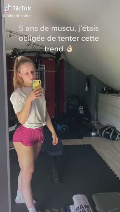 Blonde Fitness Muscular Girl TikTok clip