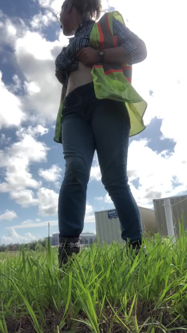 your one woman on the construction crew tiddy-dropping in to say hi ? [GIF]