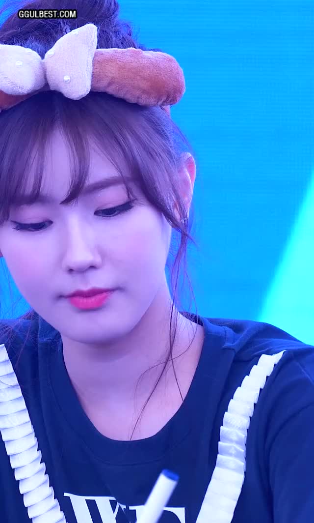 (G)I-DLE MIYEON Fan Signing Close Up.gif