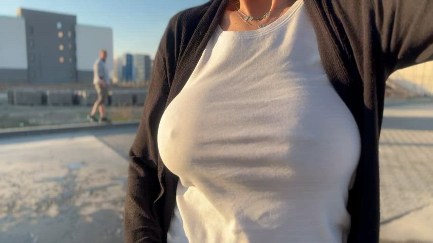 big tits flashing public bigger-than-you-thought titty-drop clip