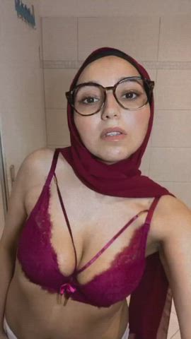 Raise your hand if you’d fuck a Arab girl like me?