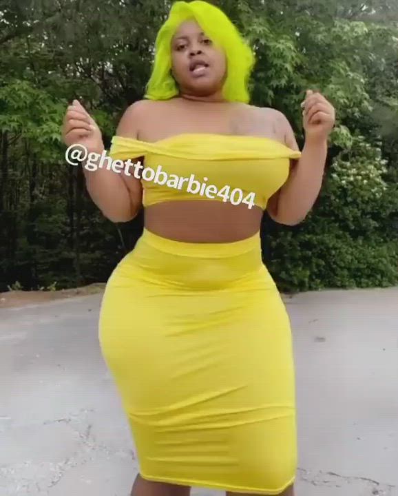 Ghetto Barbie look so gooiod in that yellow