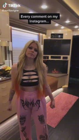 Avril Lavigne Bouncing Tits Cleavage clip