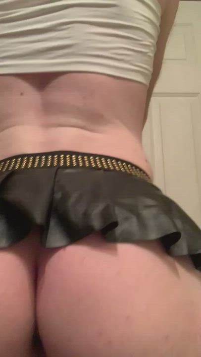 Jiggly booty + tiny skirt + plugged boipussy = a slutty horny sissy (and hopefully