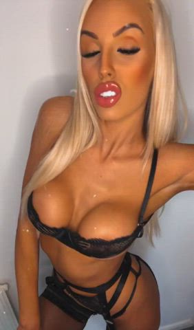 amateur blonde lingerie lips milf onlyfans petite stockings webcam bimbos clip