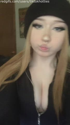 18 years old cleavage freckles non-nude pretty sfw teen tiktok r/tiktits clip