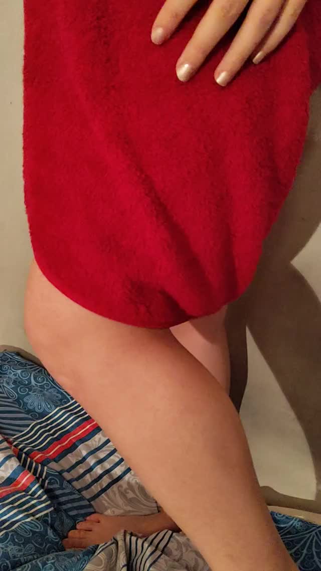 Nipple under towel :3