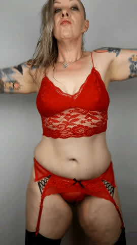 Curvy MILF in red... ooomph!