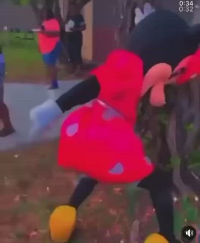 NGL Minnie can twerk