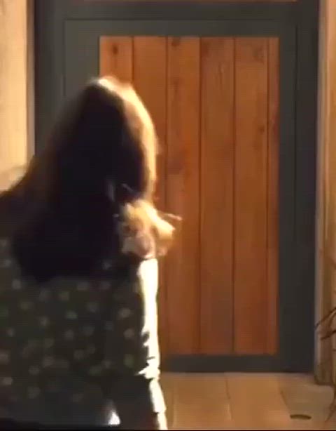 bubble butt emilia clarke walking clip