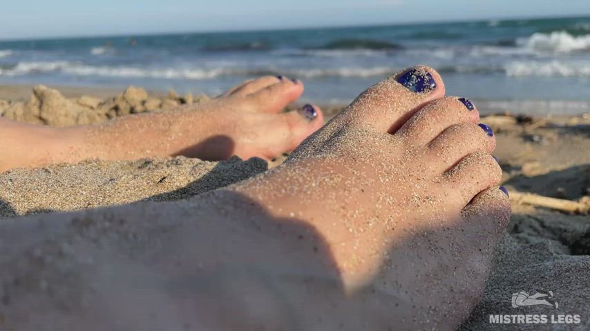 Recently, I was on my short vacation at the sea and, especially for barefoot lovers,