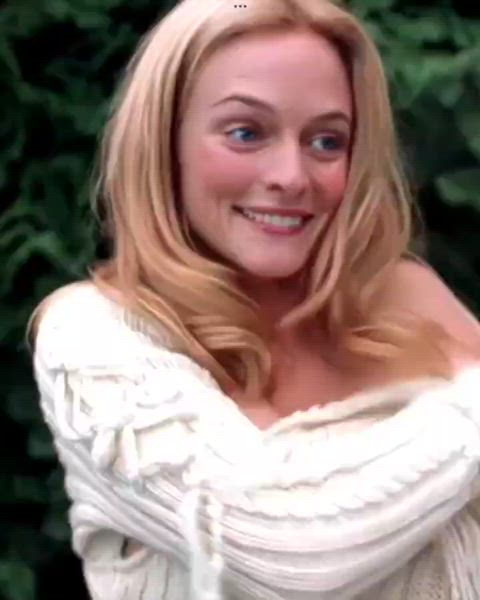 Heather Graham is a natural beauty.
