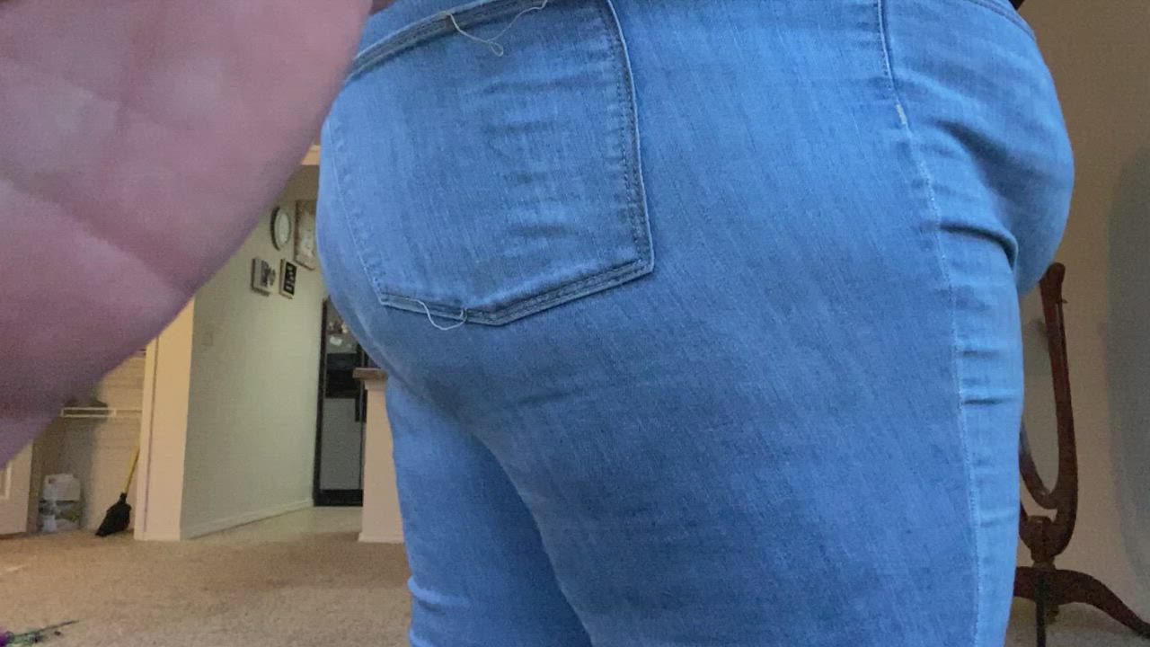 Just stare at my ass and don’t pay attention to how awkward I am 🙈😂😘🍑