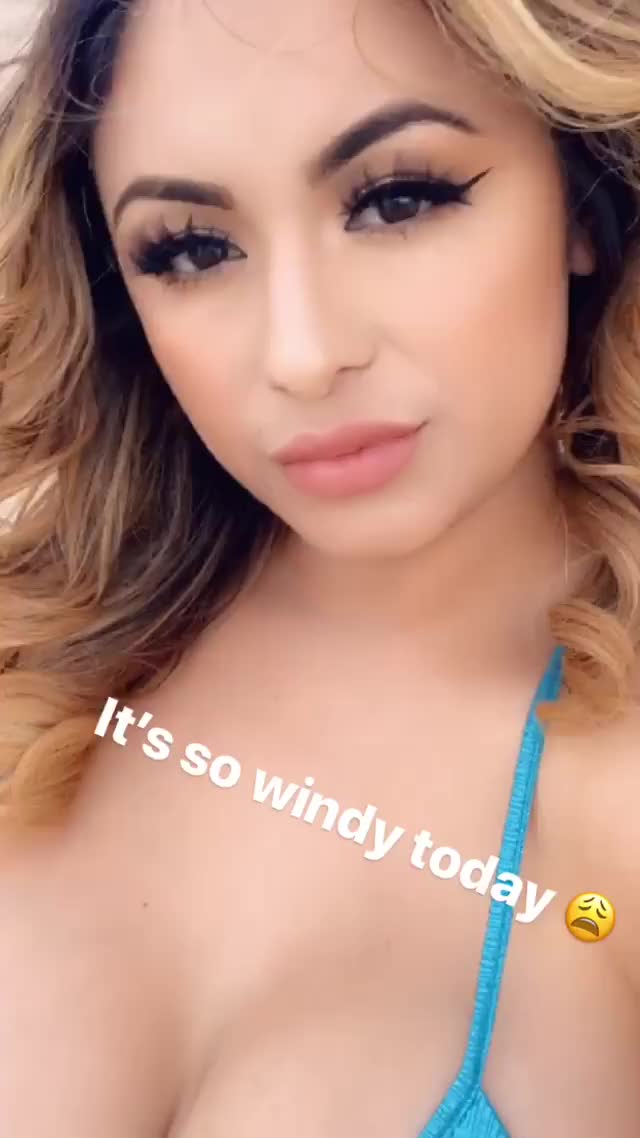 Priscilla Morales Cleavage, Bikini