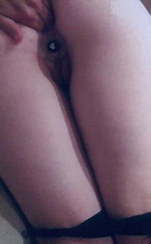 I love playing with my asshole while my fiancé strokes behind me 💖