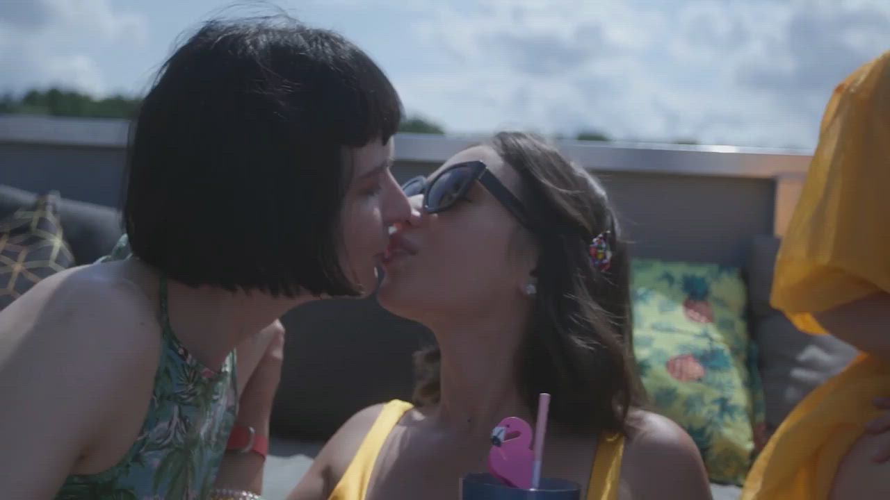 Kissing Lesbians clip