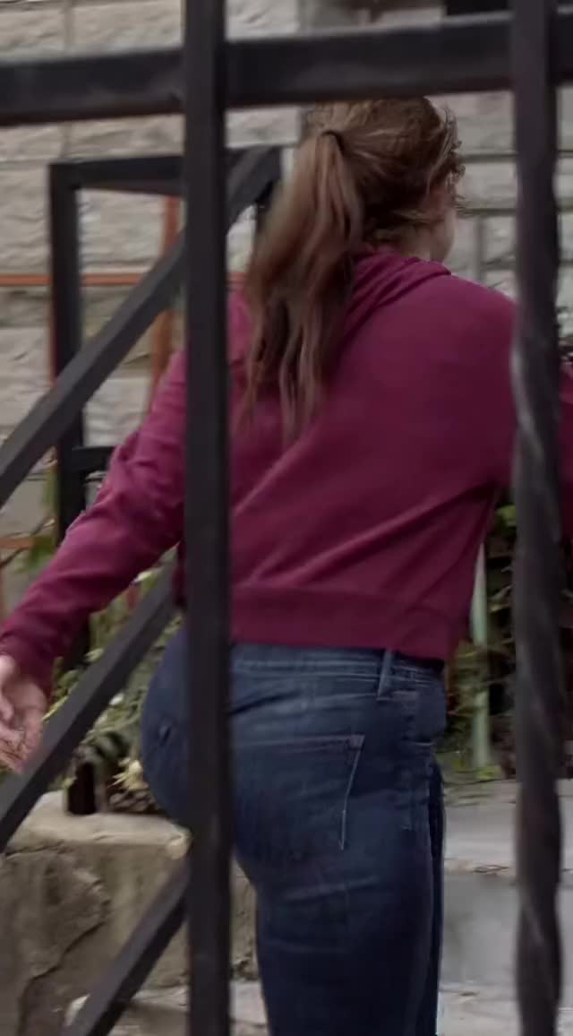 Emma Kenney in Jeans (S09E14)